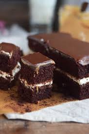 Mhhhh… ich sage euch, der fluffige boden, die schokocreme und dann noch die saftigen erdbeeren: Schoko Creme Karamell Kuchen Chocolate Caramel Cake
