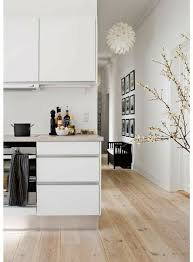 le parquet clair c est le nouveau hit d interieur pour 2021 interieur d appartement deco cuisine moderne parquet clair