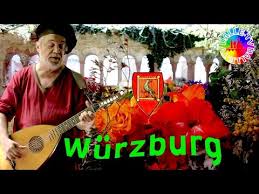 Es wurde ursprünglich in der mitte des spätromanischen kreuzganges des neumünsterstiftes angelegt. Wurzburg Lusamgartchen Walther Von Der Vogelweide Youtube