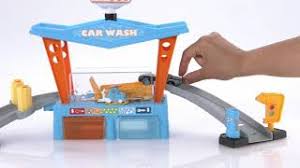 Lightning mcqueen has been tearing up the track and racing down dirty roads, so he needs a serious washing. Disney Pixar Cars Colour Change Dinoco Car Wash Playset Smyths Toys Youtube