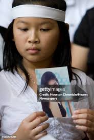 Kelly Ly holds a picture of her aunt, Thu-Thuy P. Vu who died in a...  Nachrichtenfoto