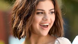 Over the summer, gomez had a length that stretched her shoulders a bit and gave us rachel green from her friend vibrations, but this. Selena Gomez S Short Haircut Bangs Have Me Longing For A New Do