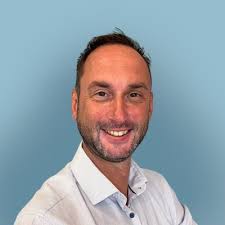 Vandaag ben ik gestart als HR Manager bij Distrilight. Wat een warm welkom  was het vanochtend! Zelfs de visitekaartjes lagen al direct klaar 😃! Ik  heb heel veel zin in deze nieuwe