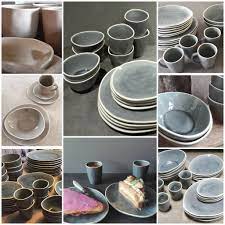 action stoer servies verschillende kleuren oa grijs beige zandkleur servies muurverf keuken decoratie