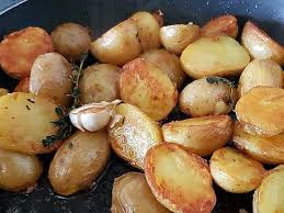 Pommes De Terre Grenaille Sautees Ail Thym Recette Recette Pomme De Terre Pomme De Terre Grenaille Recettes De Cuisine