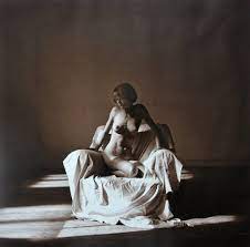 Sitting female nude, photograph by Lukas Roels - Marcel Gieling Art Gallery  BTW-nummer: NL001289288B09 KvK: 30095388