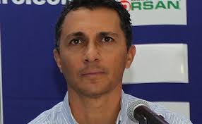 VIDEO: Adolfo Ríos se confunde de televisora durante el León vs Chivas,  "Aquí en Fox Sports"