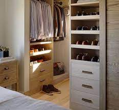La piccola panca che ha sistemato sotto l'appendiabiti trasforma uno spazio inutilizzato in una comoda seduta per infilarsi le scarpe. La Cabina Armadio E L Home Staging Home Staging School