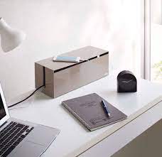 ごちゃごちゃで見栄えの悪いケーブルを美しく隠す ケーブルボックスウェブ l のご紹介です シンプルでスタイリッシュなデザインで インテリアのようにお部屋を彩ります パタパタと開くタイプの蓋なので開閉がしやすいのも 蓋の上はフラットなデザインなので蓋の上に