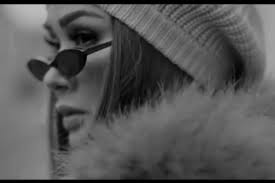 Kini aku melihat kilau matamu itu,lega aku tersenyum dan kupercaya,dan masih ku melihat sepasang. Lirik Dan Chord Lagu Sang Dewi Titi Dj Halaman All Kompas Com