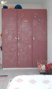 Werfen sie einen blick in fremde kinderzimmer und sehen sich unsere kinderbetten an. Pink Chalkboard Doors Of Pax With Leather Pulls Are Ideal For A Kid S Space Pax Kinderzimmer Ikea Pax Kinderzimmer Kinder Zimmer