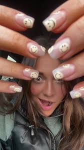 Smiley Face Daisy Nails