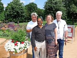 Inder m (genitive inders, plural inder, female inderin). Ein Inder Auf Der Landesgartenschau Wittstock