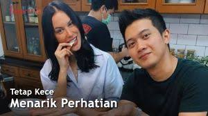 Sophia yang mengenakan busana berwarna cream lengkap dengan masker kain warna senada, tampil menawan dengan merangkul abdee yang mengenakan batik biru. Datang Ke Pernikahan Mantan Suami Sophia Latjuba Gandeng Abdee Slank