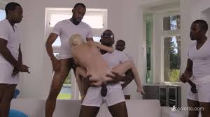 Gang bang com uma loira e alguns negros - BoaFoda.com