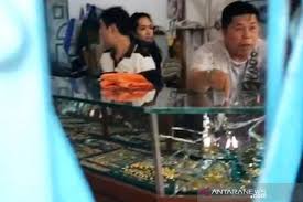 Besaran biaya ini bervariasi, dari rp10.000 per gram sampai rp40.000 per gram. Breaking News Toko Mas Amin Di Meulaboh Dirampok Antara News Aceh