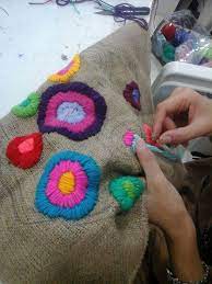 Arpillera Bordado Bordado Arpillera Bordado A Mano Sacar el hilo de abajo hacia arriba y realizar un punto bastilla. arpillera bordado bordado arpillera