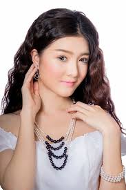 Đeo phụ kiện ngọc trai duyên dáng như hot girl Lily Luta