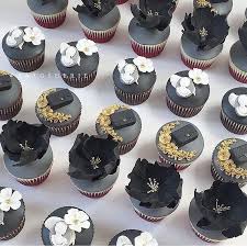 Black And Gold Cupcakes Pinterest Black White And Grey With A Touch Of Gold Tb Cupcakes Redvelvet Black Cupcakes Red Cupcakes Eid Cupcakes