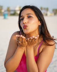 am i looking cute in these pics😬😬???