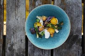 Under coronapandemin bjuder han vårdhjältar på gratis mat. Tareq Taylor S Nordic Cookery Home Facebook