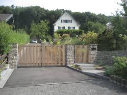 Hofeinfahrt Mit Klassischem Eingangstor Gemauert Aus Original Quirrenbach Grauwacke Mh8 Mauersteinen Exklusiv Hofeinfahrt Einfahrt Gestalten Gartengestaltung