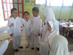 Kunci jawaban tema 6 kelas 4 halaman 76 tebak gambar nama tari daerah berikut ini kami sajikan kunci jawaban tema 6 kelas 4 sd atau mi halaman 76 tentang puisi penari. Tumbuhkan Sikap Tolong Menolong Siswa Kelas Ii B Bermain Peran