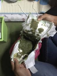 Pada hari kedua hingga keenam, bayi akan mengeluarkan najis yang mengandungi meconium dan susu yang diminum dari ibu mereka. Najis Bayi Warna Hijau