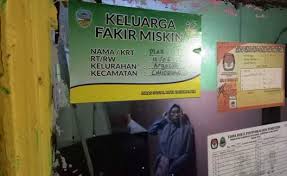 See more ideas about hydroflask stickers, tumblr stickers, aesthetic stickers. Terima Bantuan Rumah Warga Di Lamongan Ditempeli Stiker Miskin Klikjatim Com