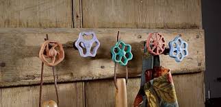 Alte Wasserhahnventile Bunt Lackieren Und Kreativ Verwenden Kleiderhaken Garderobe Selber Machen Selber Machen