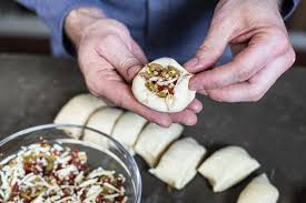 Gefullte Pizzaballchen Foodboom Rezept In 2020 Pizza Ball Rezepte Lebensmittel Essen