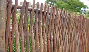 Haselnuss Gartenzaun Der Haselnuss Gartenzaun Wird Aus Haselnussasten Geflochten Der Zaun Hat Eine Sehr S Fence Landscaping Garden Fence Panels Natural Fence