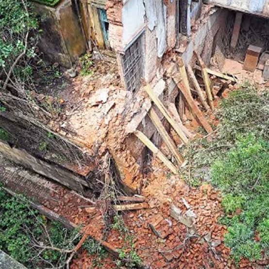 Dilapidated House Collpased | A dilapidated house of Manicktala collapsed - Anandabazar
