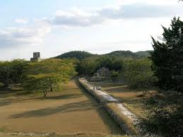 the maya connected their cities with sacbe s or white road s some were elevated as much as 15 feet above the surrounding topograph maya civilisation ancien