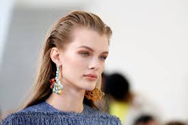 The 6 Top Beauty Trends To Steal Right Now From Paris Fashion Week Makeup Trends Best Makeup Products Beauty Trends
