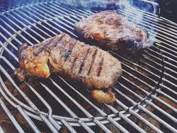 Basically, you'll want to remove the steak from the fridge ten to fifteen minutes prior to grilling, ensure the grill has reached the right temperature before placing the steak on the grate and keep a close eye on the time when you're searing and cooking the steak on low heat. Weber Grill Das Erste Mal Im Weber Holzkohle Grill Gegrillt Und Es War Kostlich