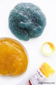 Während die meisten rezepte für luftigen schleim kleber enthalten, gibt es einige möglichkeiten, ihn mit anderen zutaten zu machen. Schleim Selber Machen Ungiftiges Schleim Rezept Ohne Kleber Filizity Kreativmagazin Diy Blog