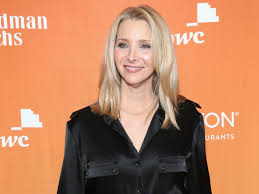 بعد مقهى سنترال بارك فيبي تعود لتغني سميلي كات في حفلة تايلور سويفت. Lisa Kudrow Opens Up About Her Body Insecurity On The Friends Set Vogue