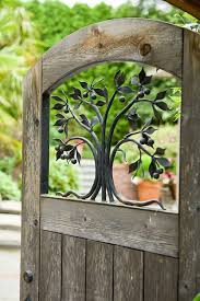 26 Gartentor Designs Die Den Eintritt In Den Garten Spannender Machen Gartenturen Gartentore Vintage Gartendekoration