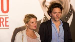 Night shines performed by jehro see more ». Pourquoi Raphael Avait Le Visage Couvert D Hematomes Premiere Fr