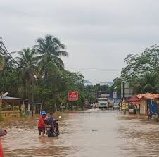 Ketua balai bomba dan penyelamat bandar tun hussein onn zafuruddin mohd nasir berkata, pihaknya menerima panggilan kecemasan berhubung kejadian pada 4.25 pagi. Banjir Kilat Hulu Langat Selangor