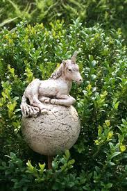 Gartenfiguren Keramik Einhorn Rosenkugel Gartenwachter Ein Designerstuck Von Atelier Mj Arts Bei Dawanda Gartenfiguren Keramik Gartenkeramik