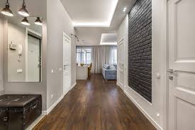 Couloir Gris Et Blanc Pour Laisser Une Premiere Impression Memorable Couloir Gris Peinture Gris Clair Maison Etage