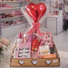 Um presente &agrave; altura de quem voc&ecirc; ama ✨💖 Beleza, cuidado e muito amor 💄🎁  #maquiagem #lojamaquiagem #cesta #presente #autocuidado