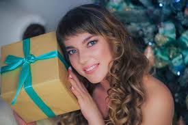 The best short curly hairstyles for older women that you can wear in 2020. Beauty Christmas New Year S Eve Curly Hair Wavy Hair Wave Makeup Beautiful Shoot Attractive Girl Blue Eyes Pikist