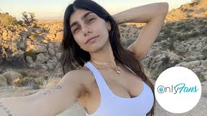 Mia Khalifa promociona su OnlyFans con una explosiva foto