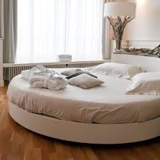 le lit rond on ose lit rond idees de lit ensembles de draps de lit