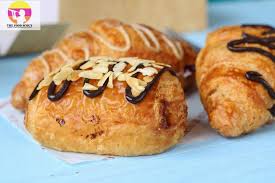 Chocolat Almondine Croissant Le Coeur De France Croissant Indulgence The Food Scout Eat Out With The Food Scout Food Eat Indulge