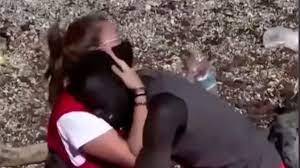Ceuta puede acoger entre 60 y 90 niños; La Tierna Imagen De Una Voluntaria De Cruz Roja Con Un Inmigrante En Ceuta As Com