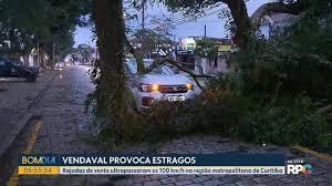 Uma volteada nas redondezas por aí. Temporal Destelha Casas Derruba Arvores E Deixa Imoveis Sem Luz Em Curitiba Parana G1